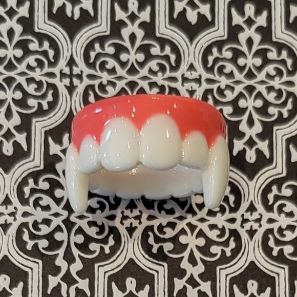 Jewelry - Vampire Fangs Ring